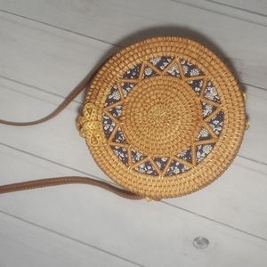 Wicker circle bag with leather strap
